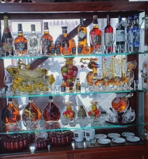 Tủ rượu gỗ căm xe