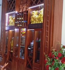 Tủ rượu ốp vách đối diện cầu thang gỗ sồi